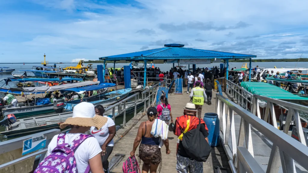 Transporte marítimo en el muelle turístico de Buenaventura
