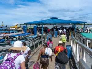 Transporte marítimo en el muelle turístico de Buenaventura